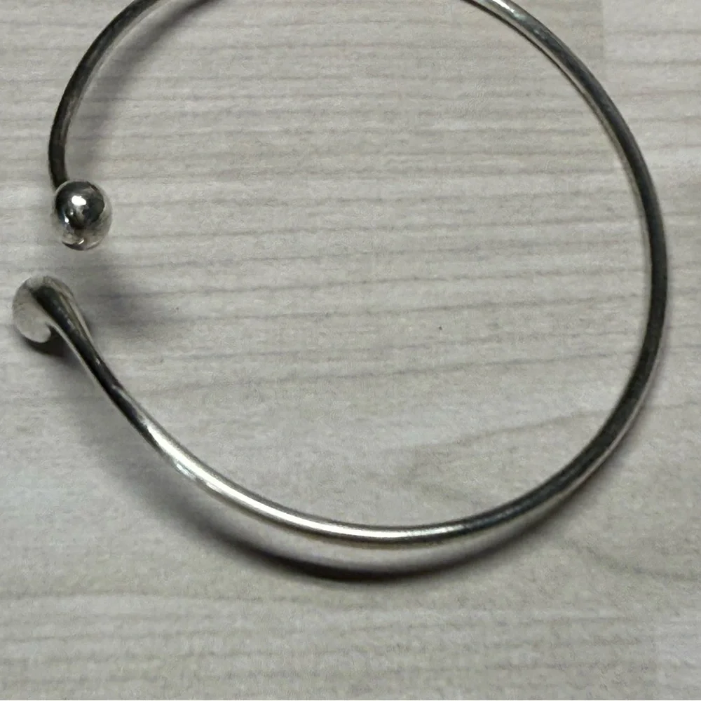 Tiffany & Co. 9.25 S. Silver teardrop Bangle Bracelet - Picture 5 of 6
